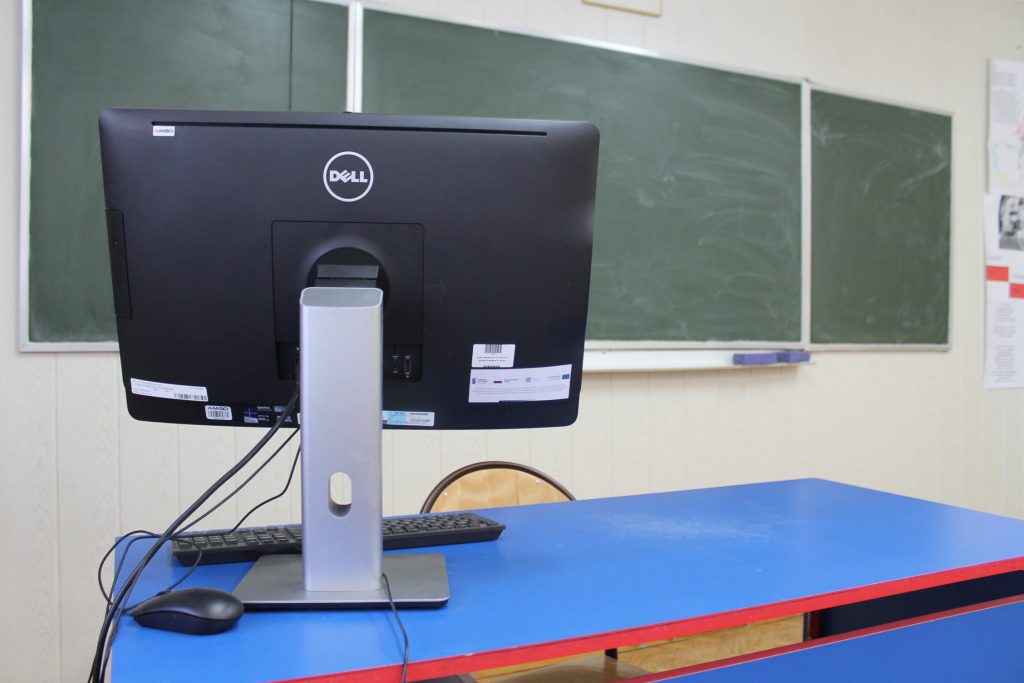 Monitor do komputera na tle tablicy szkolnej