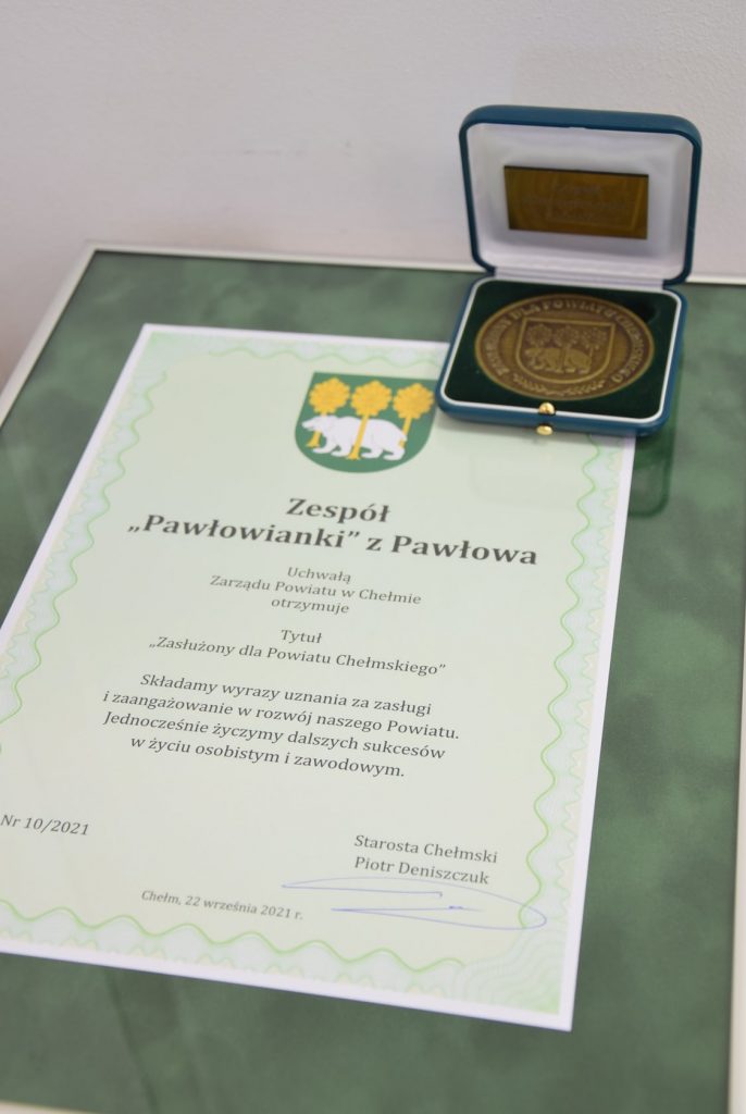 dyplom oraz odznaczenie zasłużony dla powiatu chełmskiego