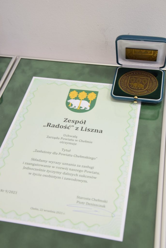 dyplom oraz odznaczenie zasłużony dla powiatu chełmskiego