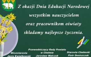 Plakat - Dzień Edukacji Narodowej - życzenia, herb powiatu chełmskiego, kwiaty i kreda