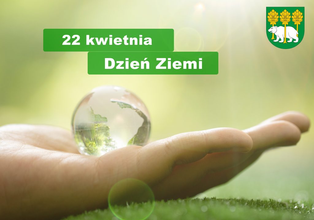 plakat 22 kwietnia - Światowy Dzień Ziemi i herb powiatu chełmskiego i zdjęcie dłoni trzymającej szklana kule