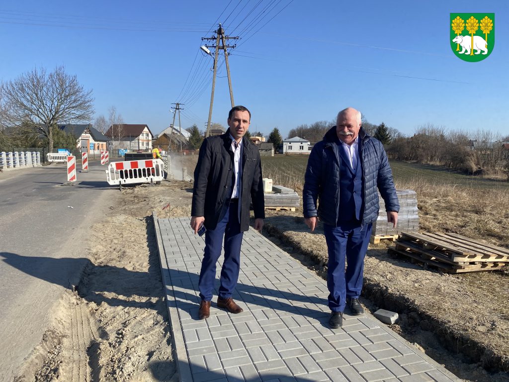 Dwie osoby stojące na budowanym chodniku