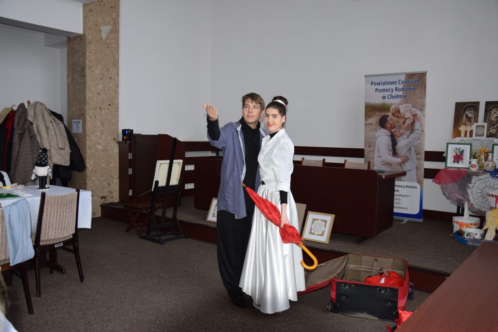 dwie osoby, stoją, w tle napis "Powiatowe Centrum Pomocy Rodzinie w Chełmie"
