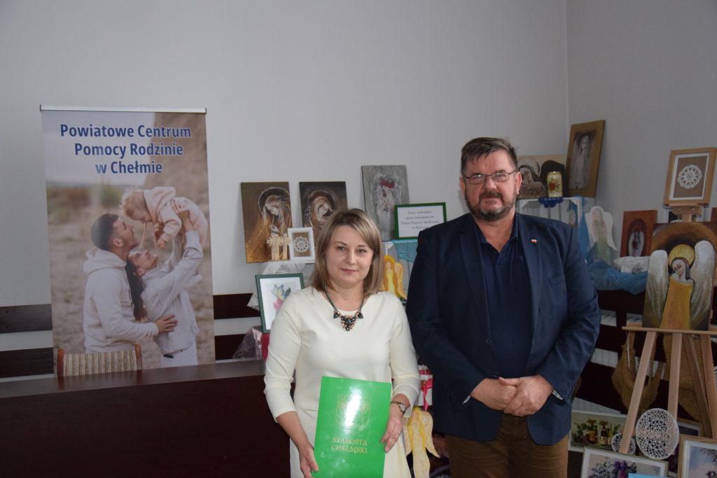 2 osoby, w tle napis "Powiatowe Centrum Pomocy Rodzinie w Chełmie"