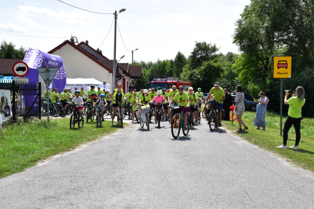 rowerzyści, dmuchana brama w kolorze fioletowym z napisem "z dumą spieramy sport", 