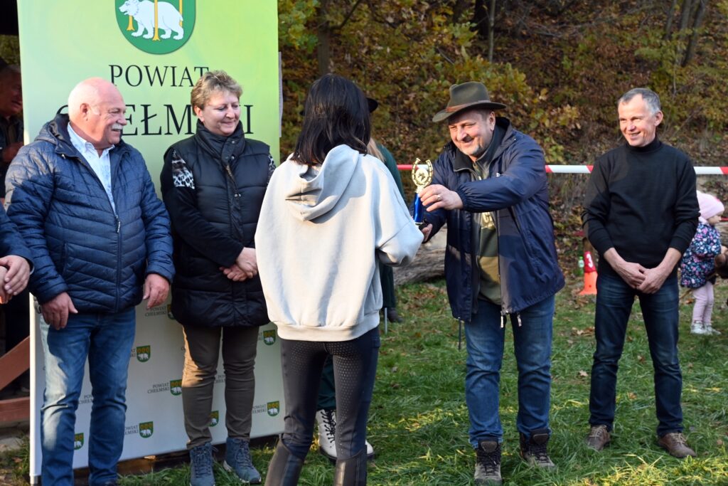 grupa osób stoją, puchar