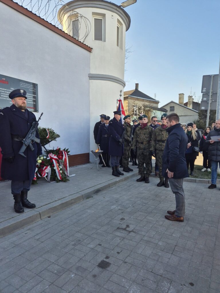 grupa osób, sztandary, wojsko, policja